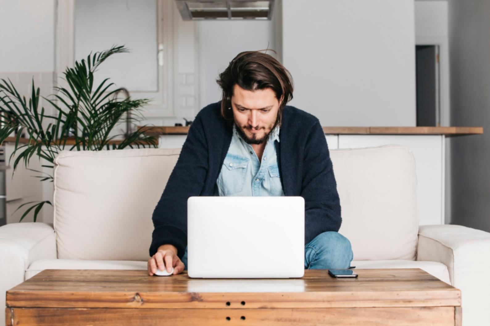 Profesionales trabajando en análisis financiero colaborativo